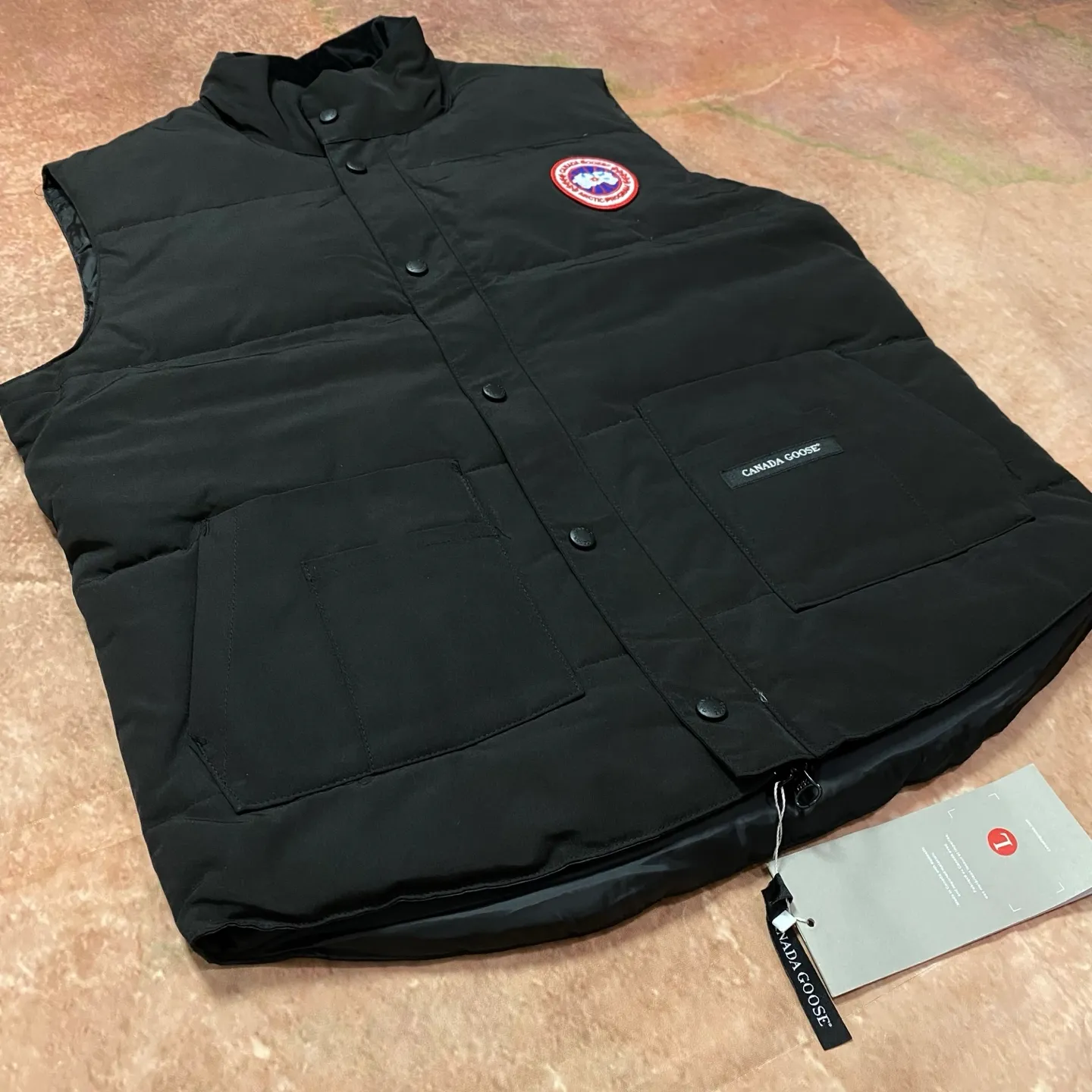 P400 Black] Canada Goose#Freestyle Canadian Crew 4154M Men’s and Women’s Vest Down# ➖ Imported Behringer embroidery machine with customized 10,000-needle embroidery logo! ➖ Imported 21-count polyester-cotton blended original fabric, using Feather-Light 10D waterproof coating fabric, made of 84.5% polyester fiber and 15.5% cotton, 100% the best feel in the entire network! ➖ The official website synchronizes the national standard 80 white duck down, and will never mislead by false claims such as 90 down or goose down! ➖ 100% nylon lon lining with double double-layer sealing design to prevent velvet from running away. Top-grade polar fleece is used in the collar and pockets to keep warm and comfortable! ➖ Yoshida YKK provides original custom-made electroplated sliders. YKK two-way lockable zippers are tight and smooth and will not peel off paint! ➖ 3M composite original Velcro is durable, and all accessories and hardware are disassembled and customized! ⛔No slander, no exaggeration, no need for too much copywriting, because it is focused, it is professional!  SIZE: M L XL XXL